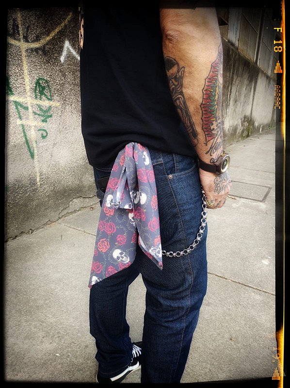 Bandana Quadrada Caveira Rosas e Espinhos